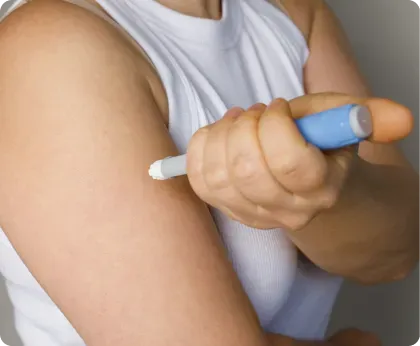 Person administering a weight loss injection into the upper arm